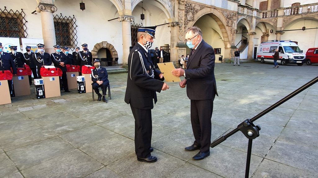 Ochotnicze jednostki straży pożarnej otrzymały pakiety środków ochrony osobistej