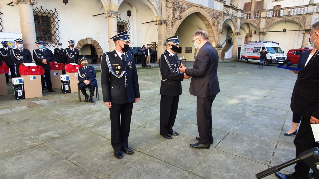 Ochotnicze jednostki straży pożarnej otrzymały pakiety środków ochrony osobistej