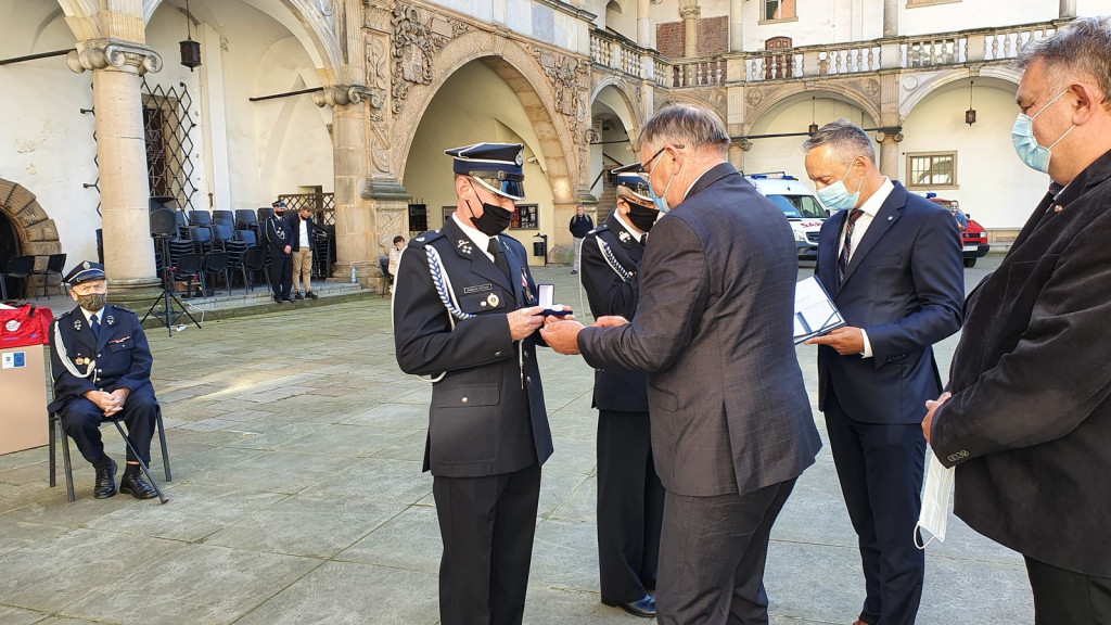 Ochotnicze jednostki straży pożarnej otrzymały pakiety środków ochrony osobistej