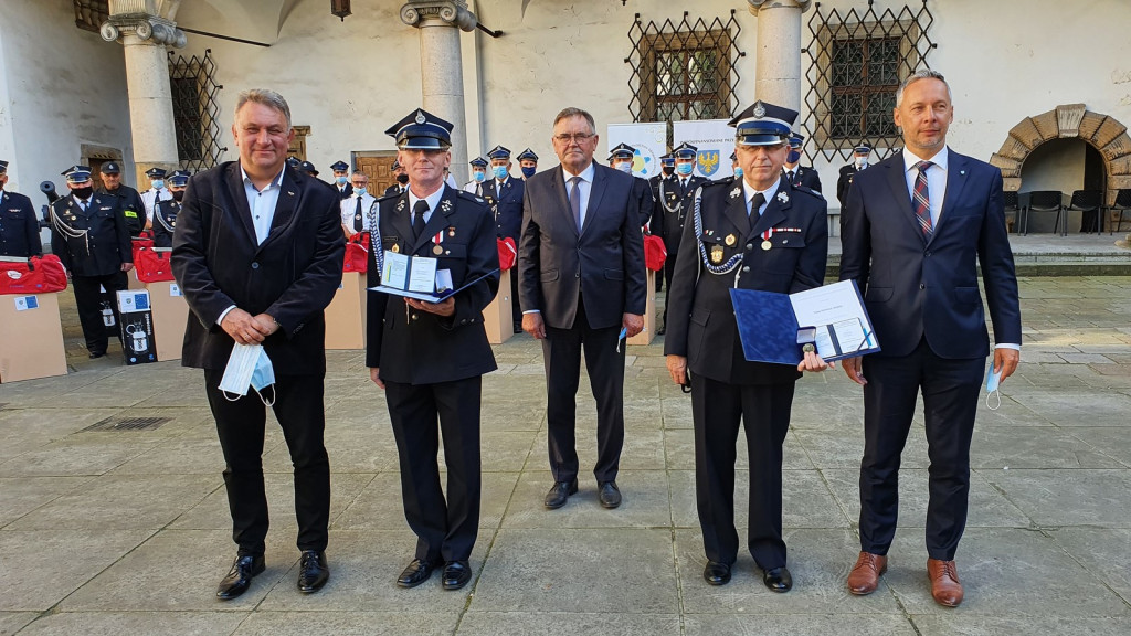 Ochotnicze jednostki straży pożarnej otrzymały pakiety środków ochrony osobistej