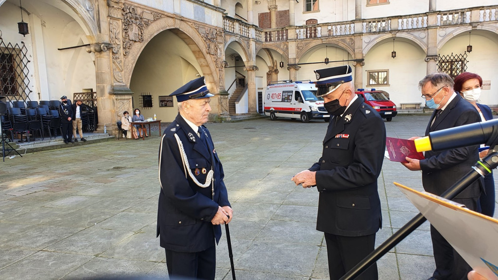Ochotnicze jednostki straży pożarnej otrzymały pakiety środków ochrony osobistej