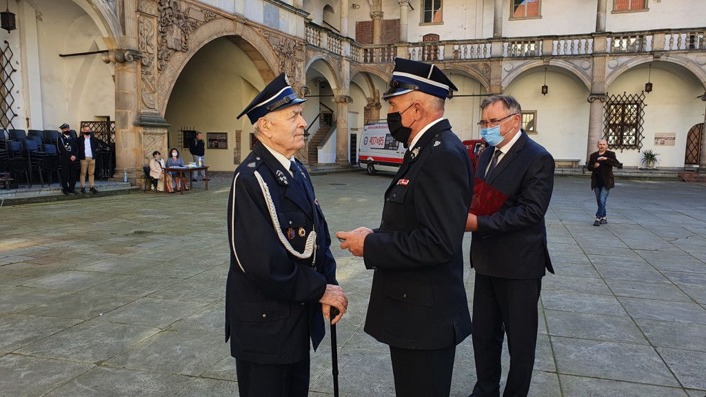 Ochotnicze jednostki straży pożarnej otrzymały pakiety środków ochrony osobistej