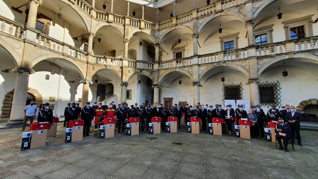 Ochotnicze jednostki straży pożarnej otrzymały pakiety środków ochrony osobistej