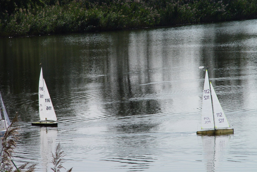 Modelarze jachtów sterowanych radiem rywalizowali w Brzegu