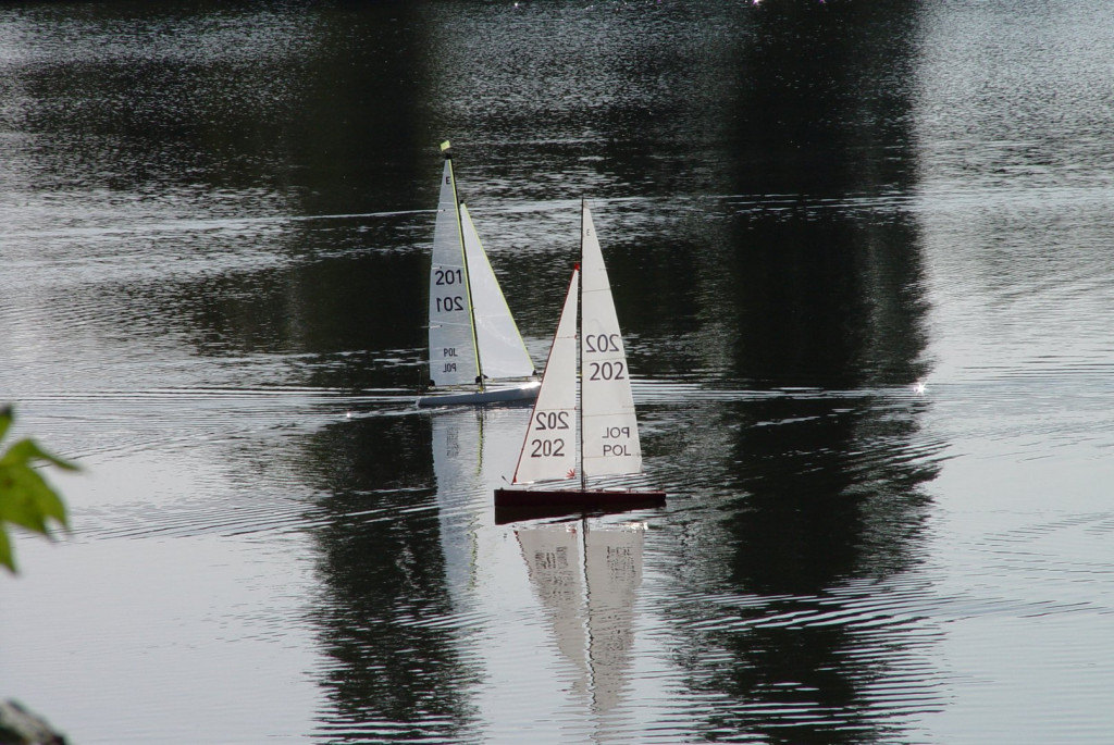 Modelarze jachtów sterowanych radiem rywalizowali w Brzegu