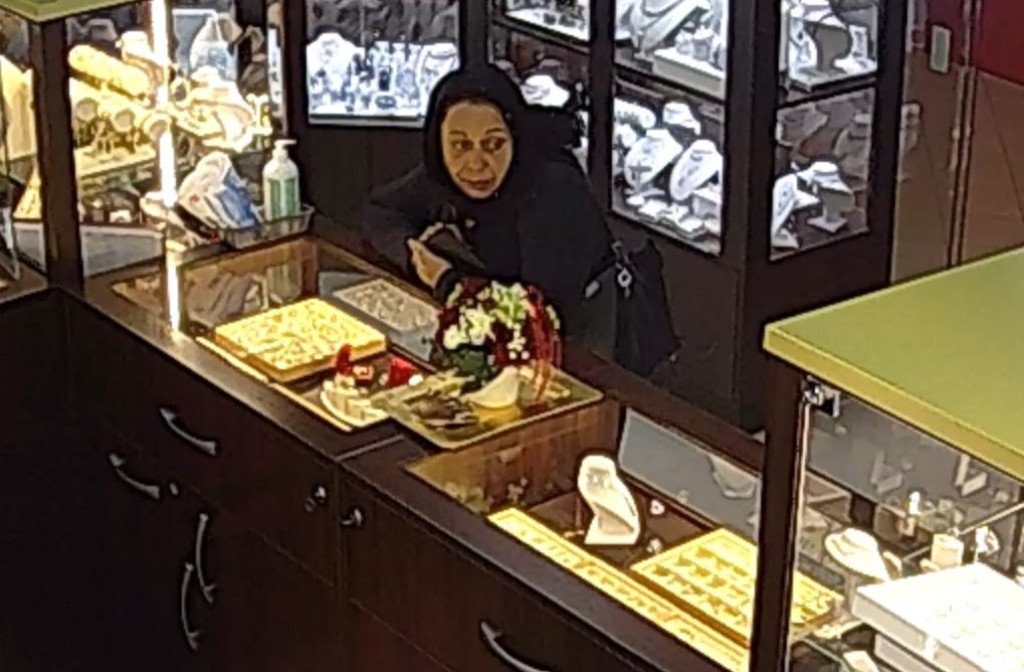 Romowie ukradli wyroby jubilerskie w Oławie. Prawie wszyscy byli w maseczkach