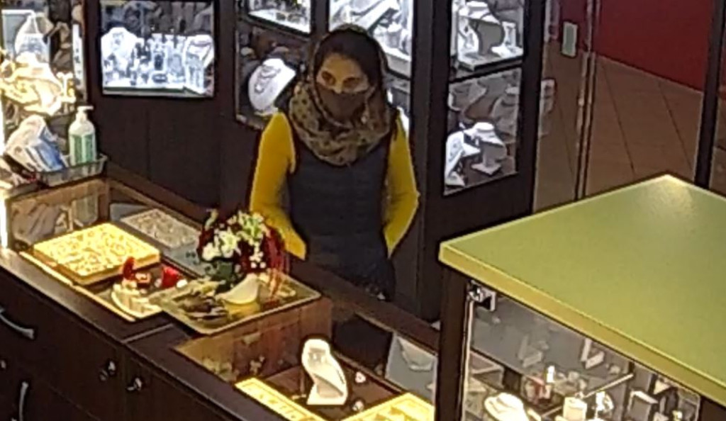 Romowie ukradli wyroby jubilerskie w Oławie. Prawie wszyscy byli w maseczkach