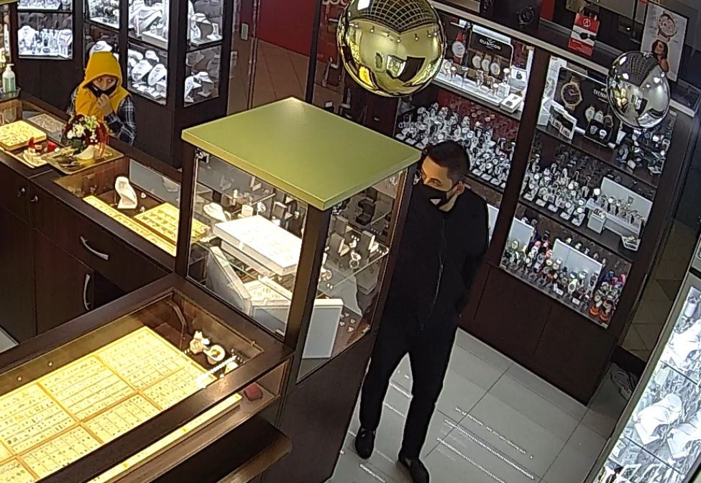 Romowie ukradli wyroby jubilerskie w Oławie. Prawie wszyscy byli w maseczkach