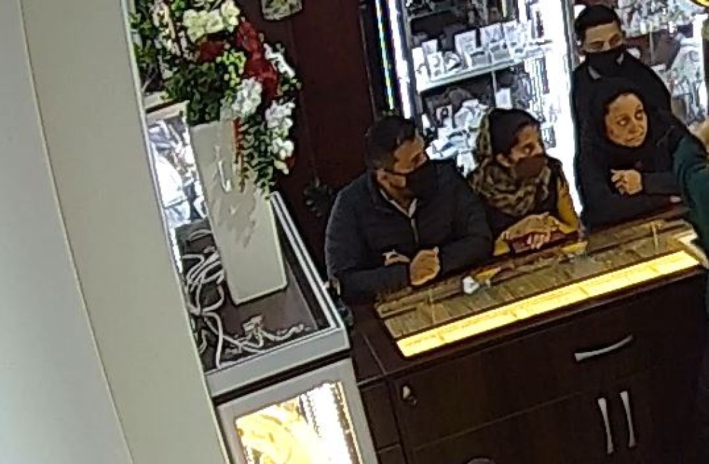 Romowie ukradli wyroby jubilerskie w Oławie. Prawie wszyscy byli w maseczkach