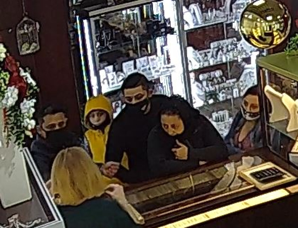 Romowie ukradli wyroby jubilerskie w Oławie. Prawie wszyscy byli w maseczkach