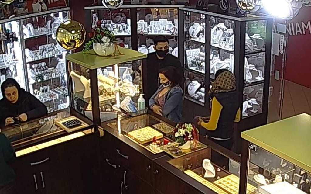 Romowie ukradli wyroby jubilerskie w Oławie. Prawie wszyscy byli w maseczkach