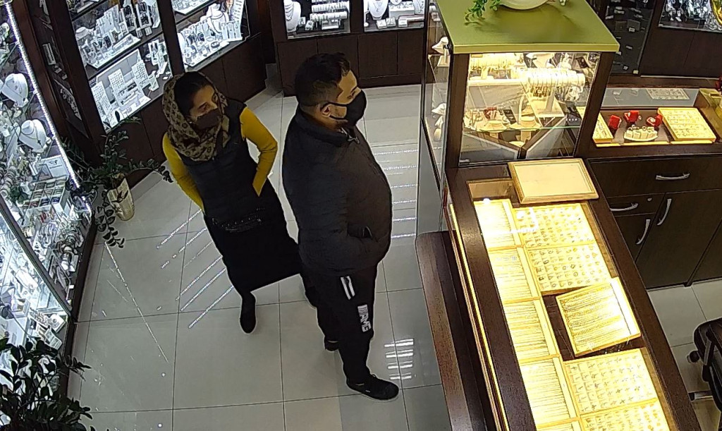 Romowie ukradli wyroby jubilerskie w Oławie. Prawie wszyscy byli w maseczkach