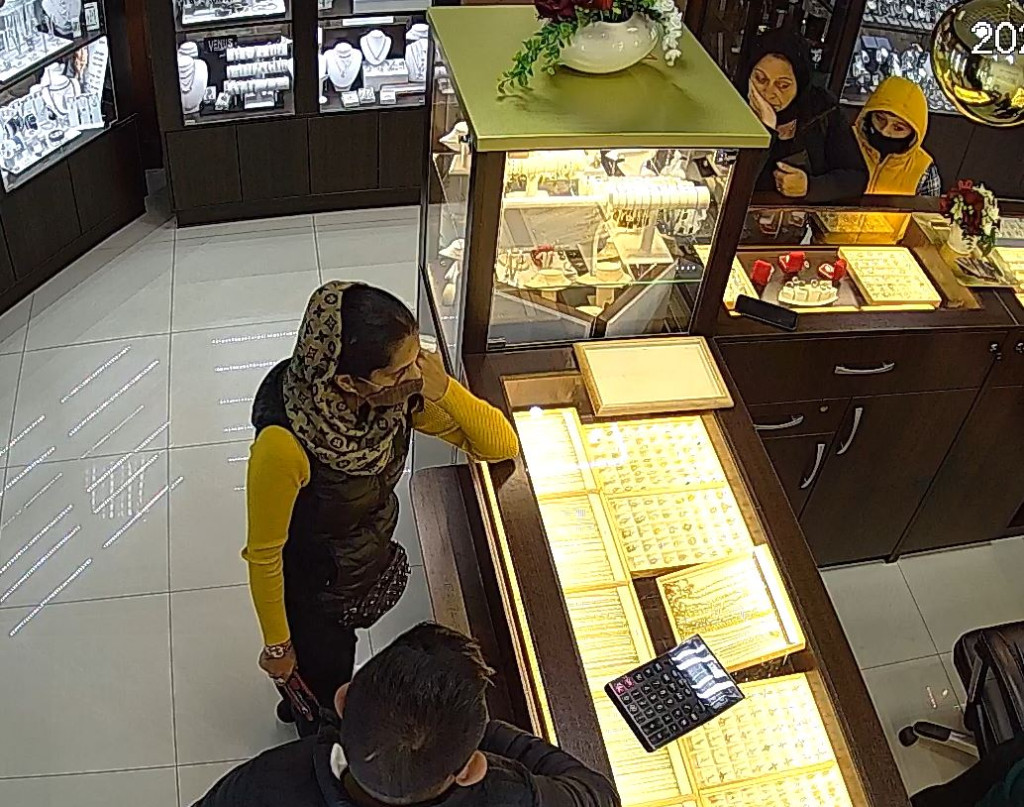 Romowie ukradli wyroby jubilerskie w Oławie. Prawie wszyscy byli w maseczkach