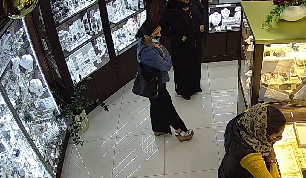 Romowie ukradli wyroby jubilerskie w Oławie. Prawie wszyscy byli w maseczkach