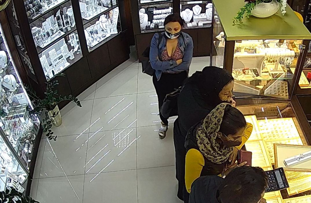 Romowie ukradli wyroby jubilerskie w Oławie. Prawie wszyscy byli w maseczkach