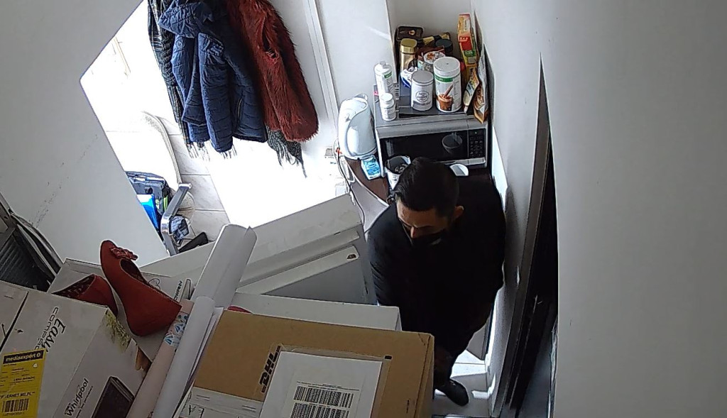 Romowie ukradli wyroby jubilerskie w Oławie. Prawie wszyscy byli w maseczkach