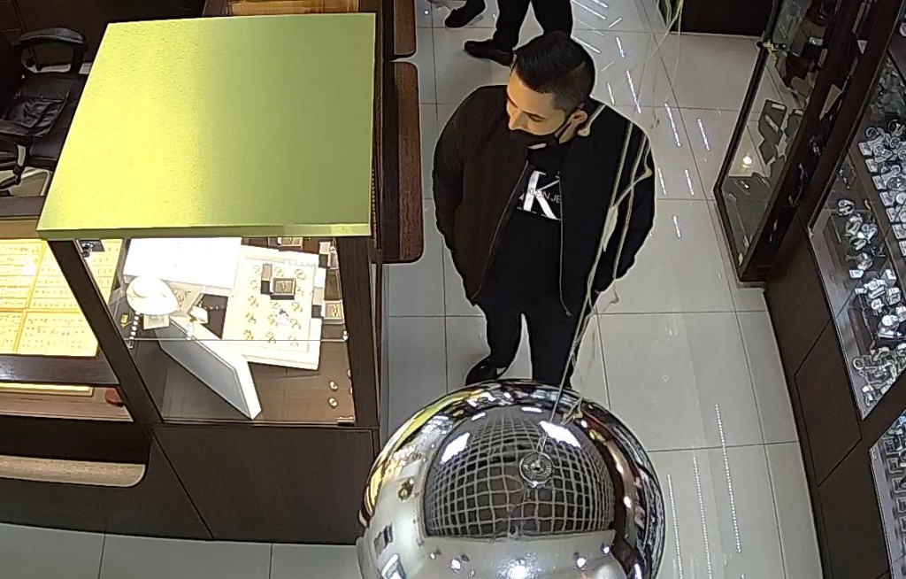 Romowie ukradli wyroby jubilerskie w Oławie. Prawie wszyscy byli w maseczkach