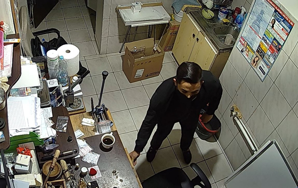 Romowie ukradli wyroby jubilerskie w Oławie. Prawie wszyscy byli w maseczkach