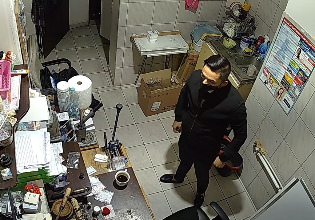 Romowie ukradli wyroby jubilerskie w Oławie. Prawie wszyscy byli w maseczkach