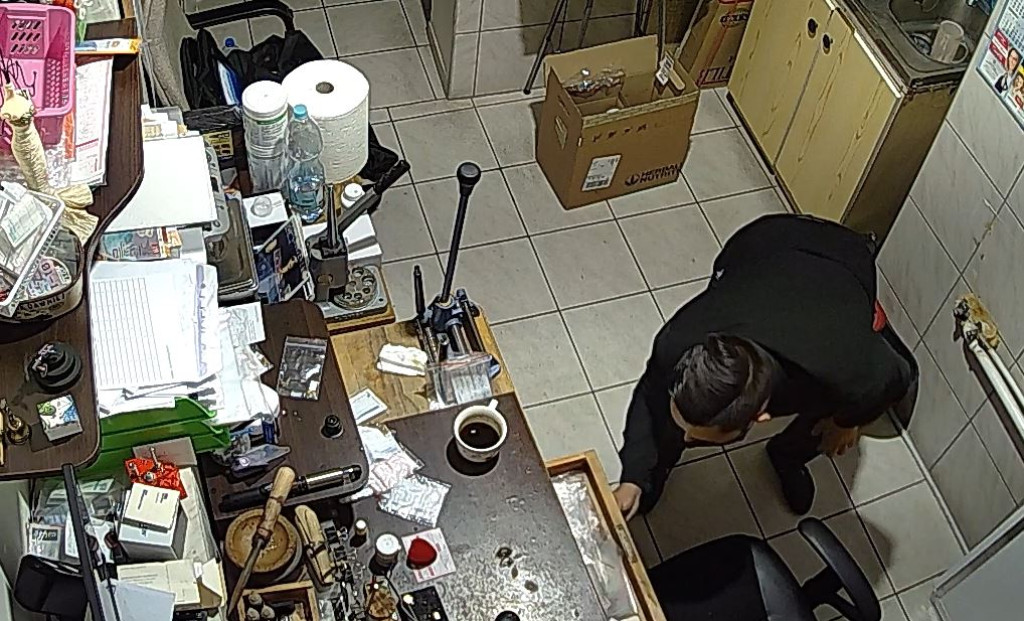 Romowie ukradli wyroby jubilerskie w Oławie. Prawie wszyscy byli w maseczkach