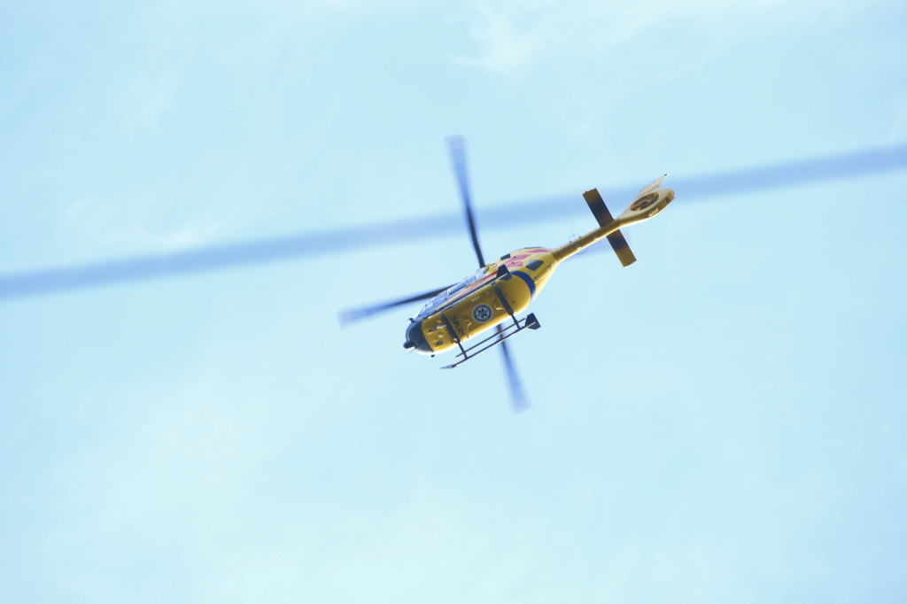 Kierowca zasłabł podczas jazdy. Śmigłowiec LPR lądował w lesie na wyrębisku [wideo]