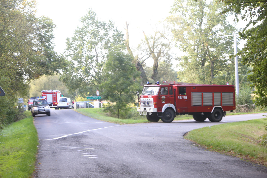 Kierowca zasłabł podczas jazdy. Śmigłowiec LPR lądował w lesie na wyrębisku [wideo]