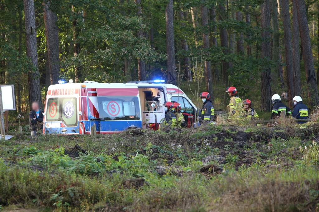 Kierowca zasłabł podczas jazdy. Śmigłowiec LPR lądował w lesie na wyrębisku [wideo]