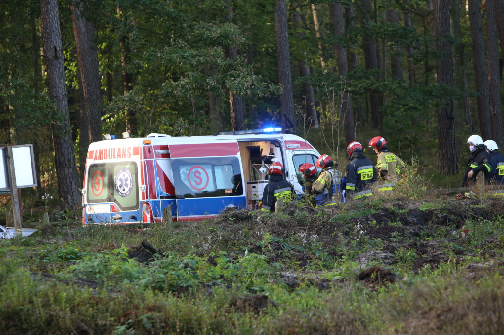 Kierowca zasłabł podczas jazdy. Śmigłowiec LPR lądował w lesie na wyrębisku [wideo]