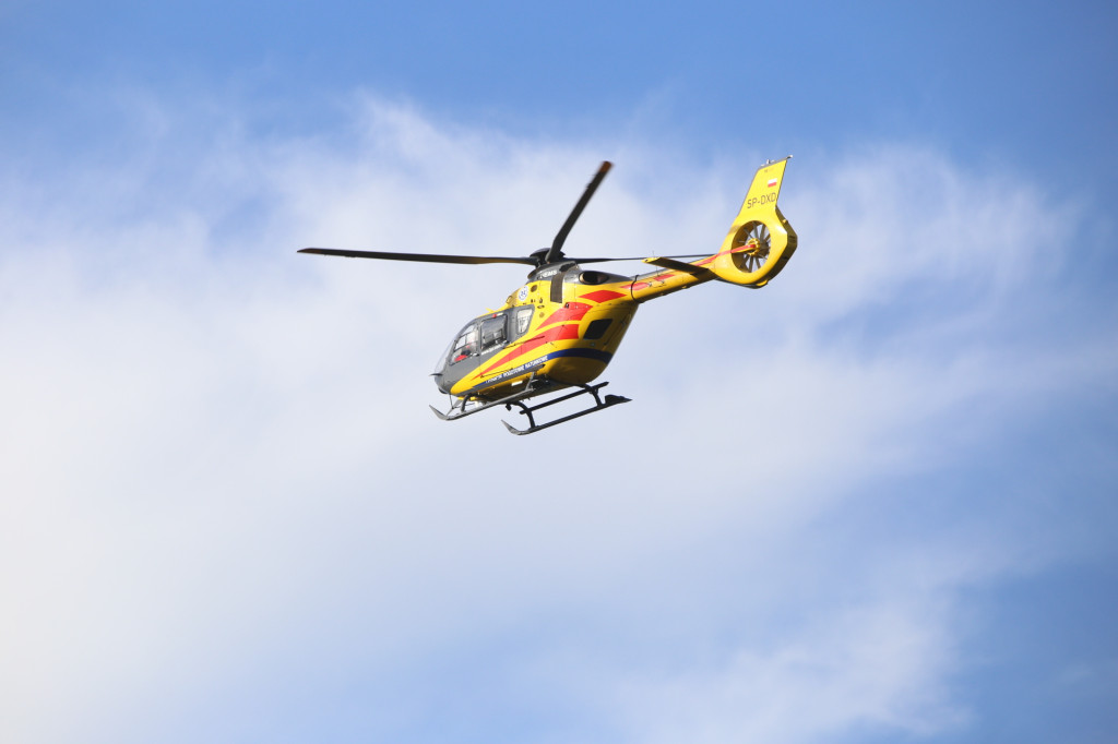 Kierowca zasłabł podczas jazdy. Śmigłowiec LPR lądował w lesie na wyrębisku [wideo]