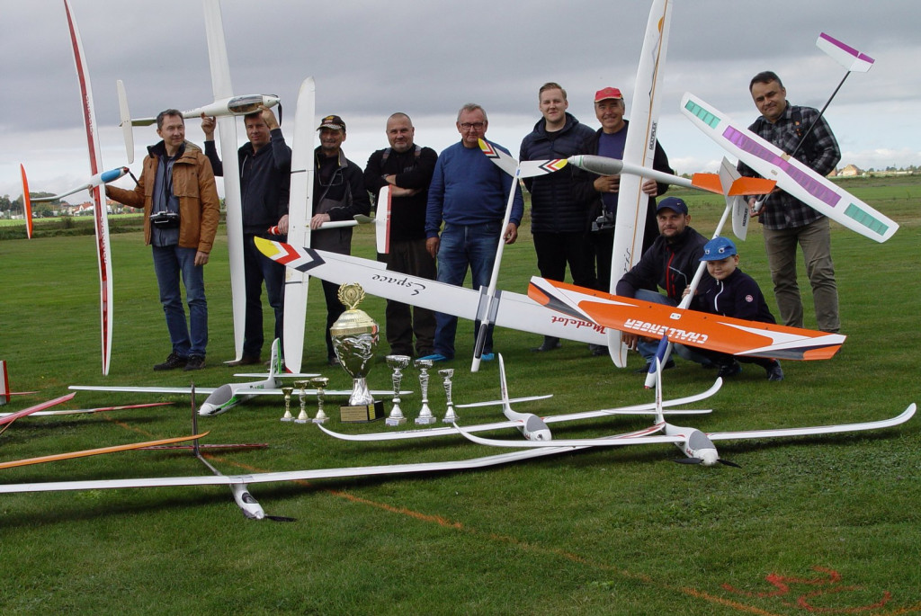 Modelarze rozegrali finałową rundę motoszybowców o Puchar 