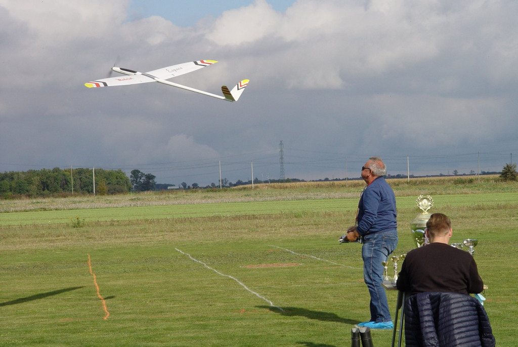 Modelarze rozegrali finałową rundę motoszybowców o Puchar 