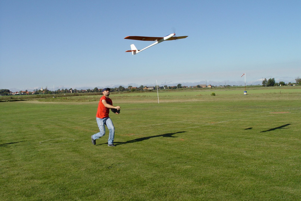 Modelarze rozegrali finałową rundę motoszybowców o Puchar 