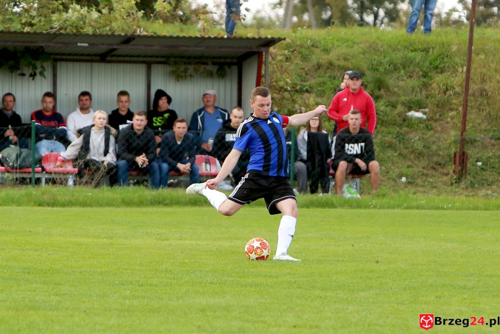 Orzeł Olszanka wygrał mecz o podwójną stawkę i obronił fotel lidera klasy B [GALERIA]