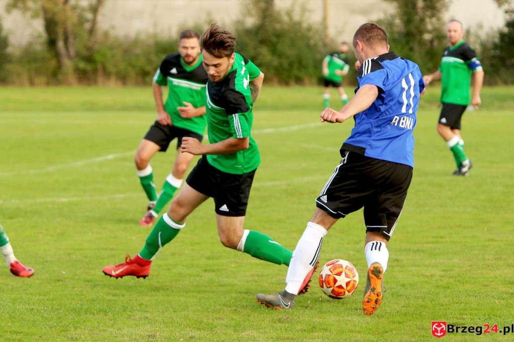 Orzeł Olszanka wygrał mecz o podwójną stawkę i obronił fotel lidera klasy B [GALERIA]