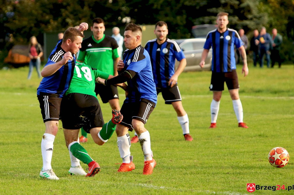 Orzeł Olszanka wygrał mecz o podwójną stawkę i obronił fotel lidera klasy B [GALERIA]