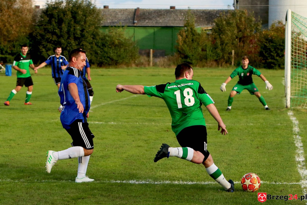 Orzeł Olszanka wygrał mecz o podwójną stawkę i obronił fotel lidera klasy B [GALERIA]