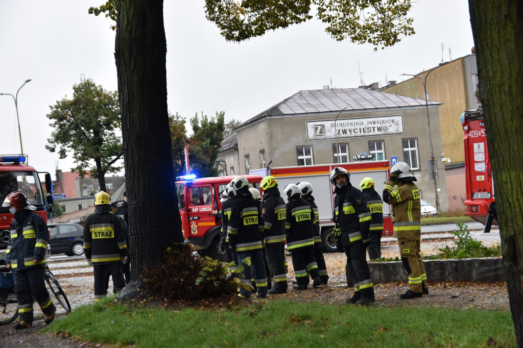 Strażacy uzbrajają mury przeciwpowodziowe, ale spokojnie - to tylko 