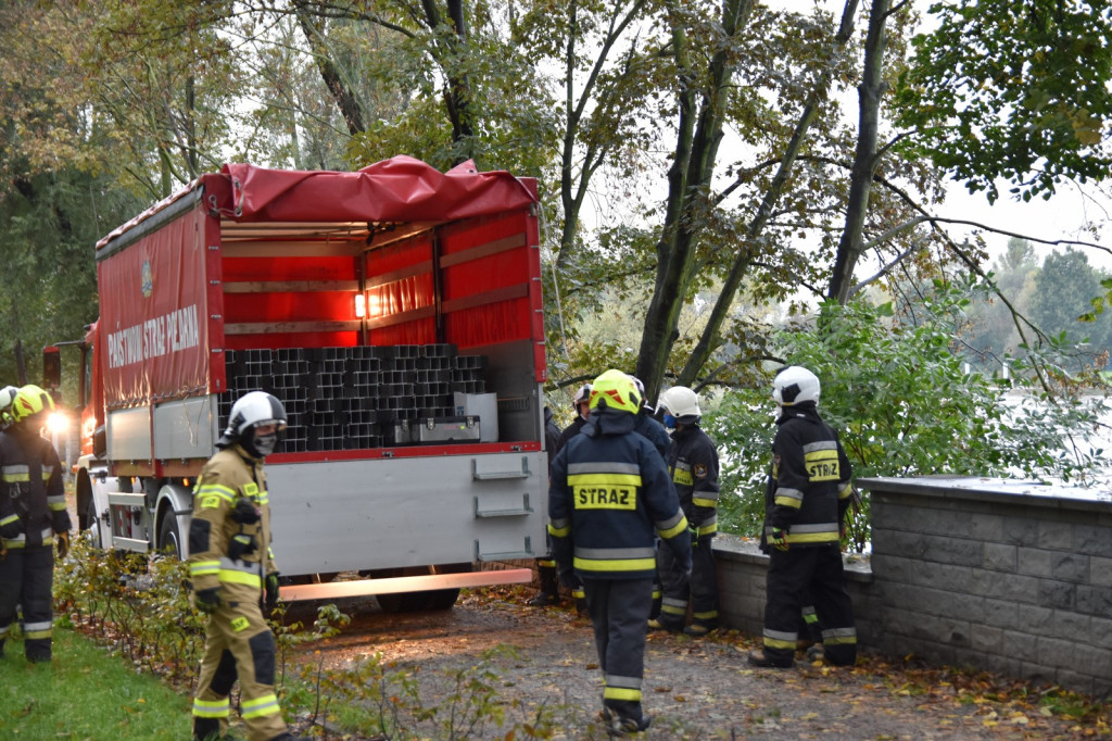 Strażacy uzbrajają mury przeciwpowodziowe, ale spokojnie - to tylko 