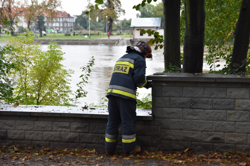 Strażacy uzbrajają mury przeciwpowodziowe, ale spokojnie - to tylko 