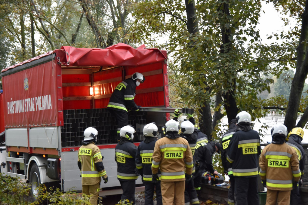 Strażacy uzbrajają mury przeciwpowodziowe, ale spokojnie - to tylko 