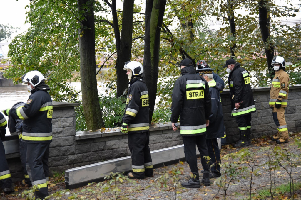 Strażacy uzbrajają mury przeciwpowodziowe, ale spokojnie - to tylko 