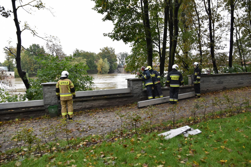 Strażacy uzbrajają mury przeciwpowodziowe, ale spokojnie - to tylko 