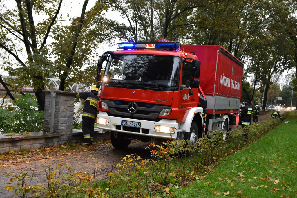 Strażacy uzbrajają mury przeciwpowodziowe, ale spokojnie - to tylko 