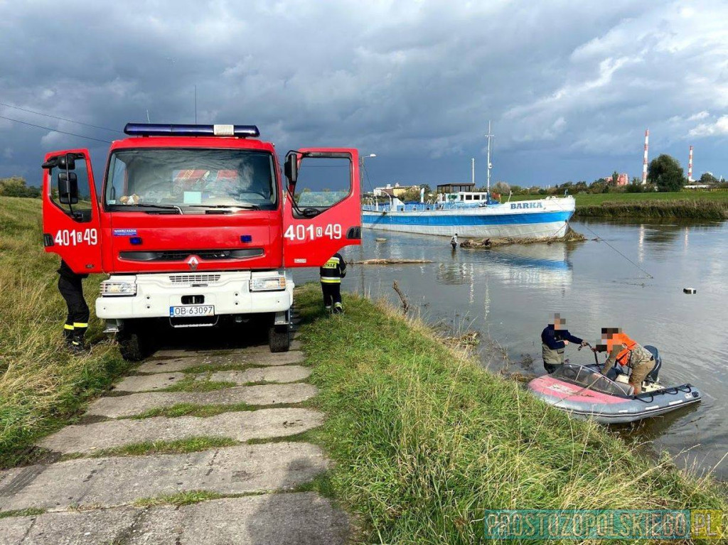 Opolskiej barce zagrażały potężne konary drzew. Z pomocą ruszyli strażacy z Brzegu [wideo]