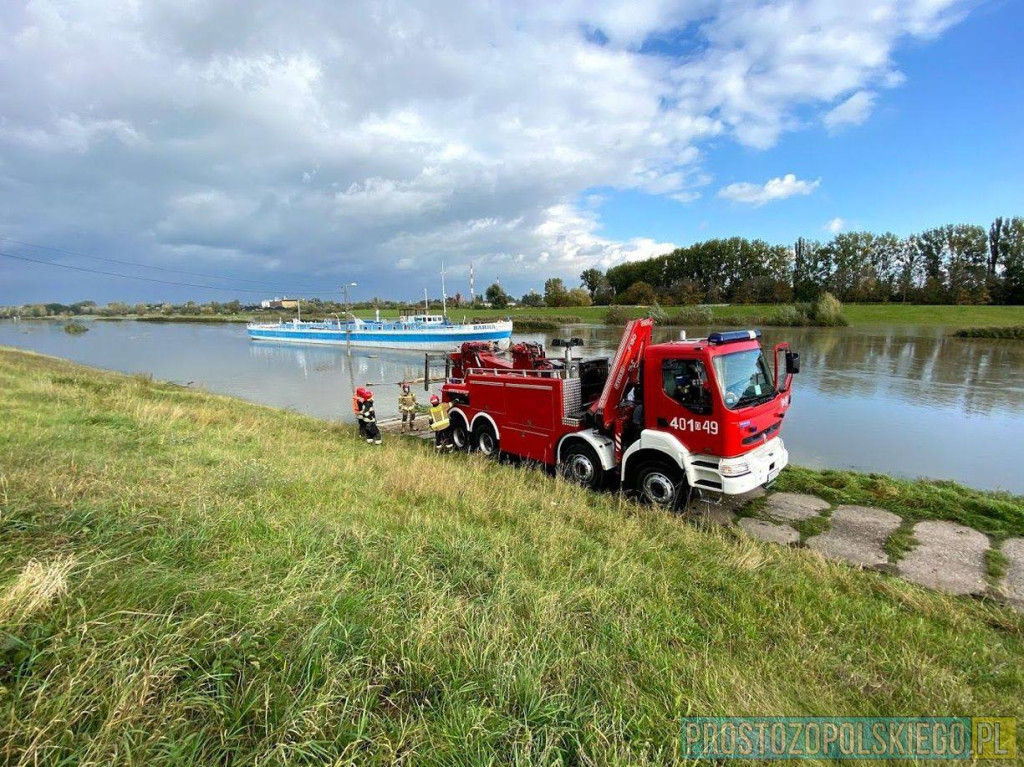Opolskiej barce zagrażały potężne konary drzew. Z pomocą ruszyli strażacy z Brzegu [wideo]