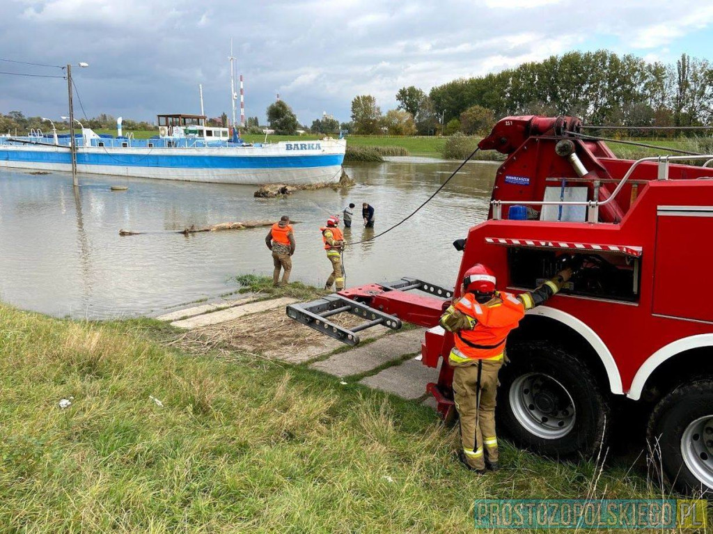 Opolskiej barce zagrażały potężne konary drzew. Z pomocą ruszyli strażacy z Brzegu [wideo]