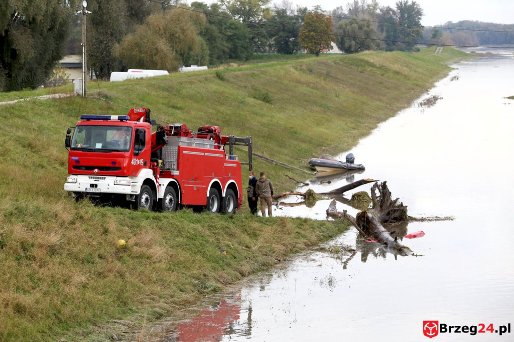 Opolskiej barce zagrażały potężne konary drzew. Z pomocą ruszyli strażacy z Brzegu [wideo]