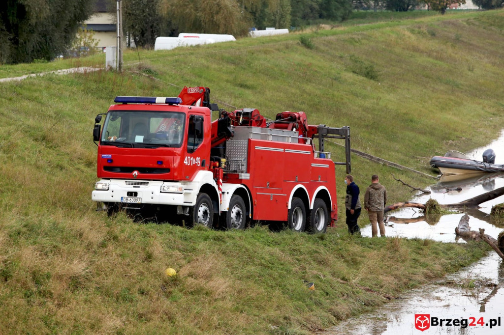 Opolskiej barce zagrażały potężne konary drzew. Z pomocą ruszyli strażacy z Brzegu [wideo]