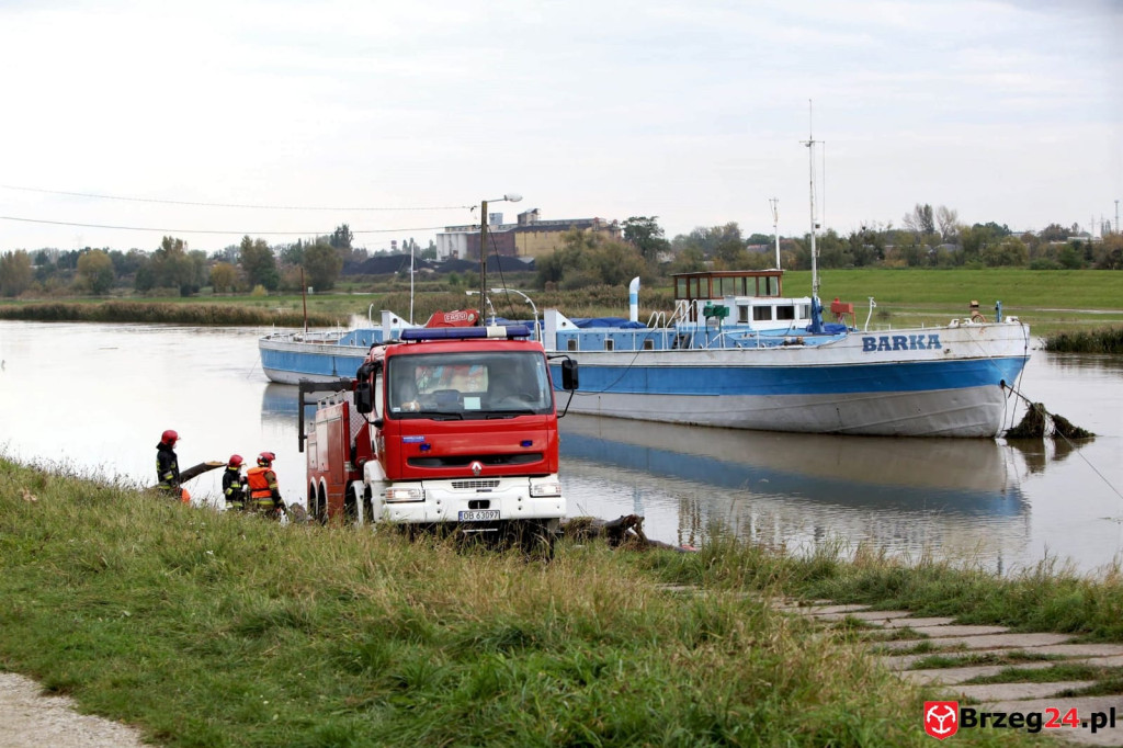 Opolskiej barce zagrażały potężne konary drzew. Z pomocą ruszyli strażacy z Brzegu [wideo]