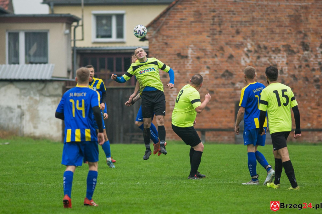 Podsumowanie klasy A. W 11. kolejce przegrał tylko KS Kruszyna-Prędocin [GALERIA Z MECZU LZS SŁAWICE - VICTORIA KOŚCIERZYCE]